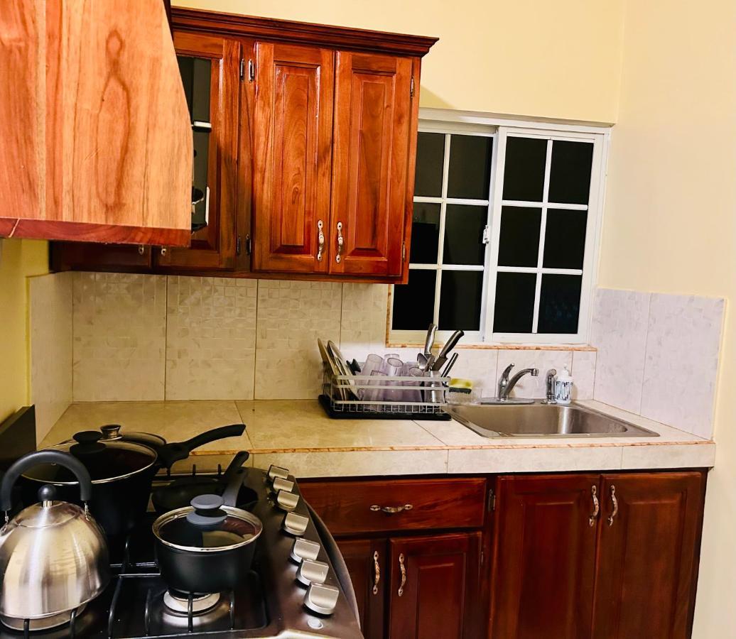 The Rest Stop-B- 15 Min From Airport/24Hrs Security Бухта Монтего Экстерьер фото
